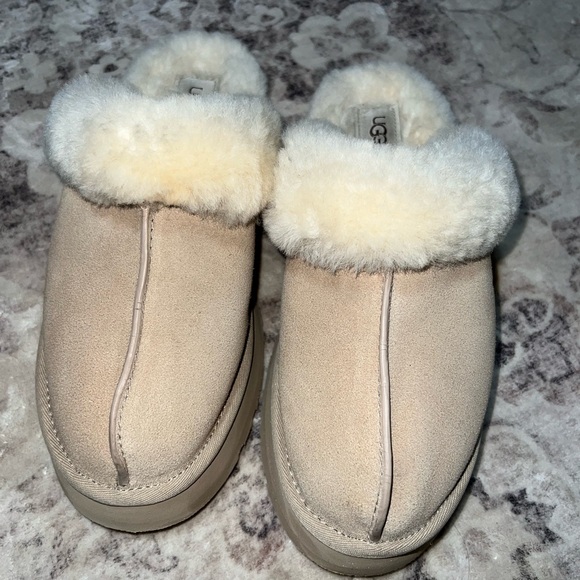 UGG Women's Disquette Sand colored Slippers with Cream Lining - Picture 4 of 12